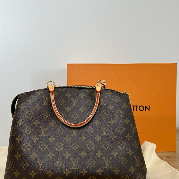 Authentic Louis Vuitton Grand Palais - Picture 3 of 12
